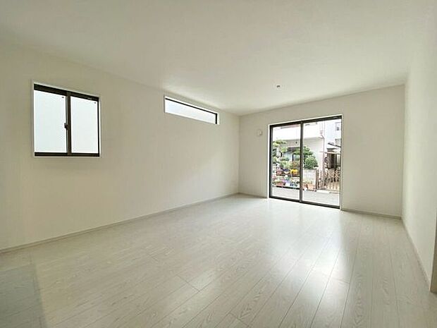 陽の光も入ってき心地の良い空間で家族みんなでゆったり過ごせます♪