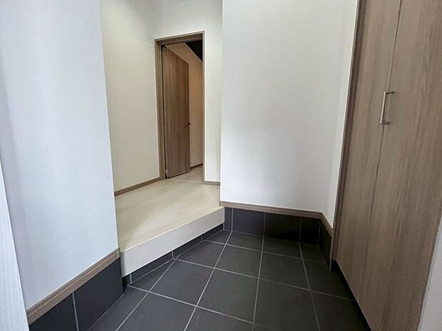 玄関スペース広めでたっぷり収納できるシューズボックスもあります!