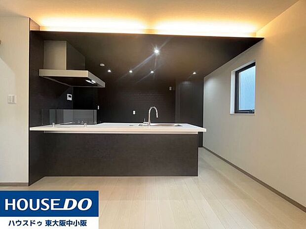 下がり天井のダウンライトがおしゃれなシックなキッチンがかっこいい!高級感のあるカウンターシステムキッチン