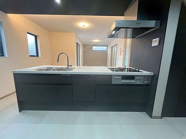 カウンターシステムキッチンシックでかっこいいキッチンです