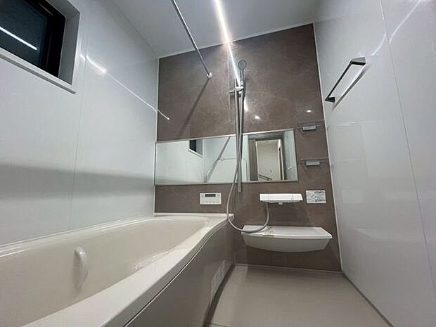 浴室乾燥機つき広くて高級感のあるバス贅沢なバスタイムをお過ごしください♪小窓付きで湿気にも困らない！