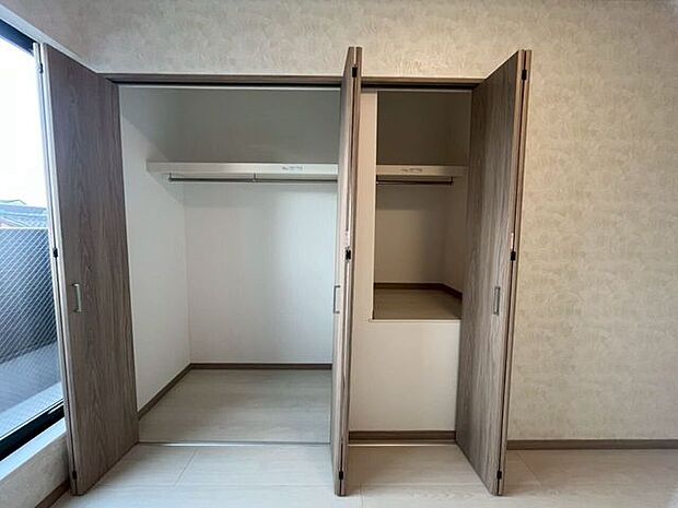 大きなクローゼットのある洋室