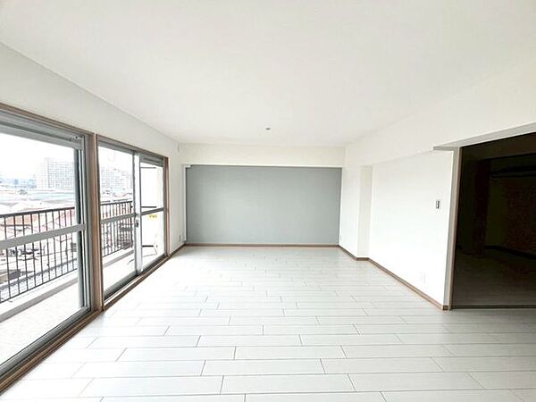 リビングは広々18.5帖です！南向きのバルコニーから明るい陽射しが入る心地いい空間です。