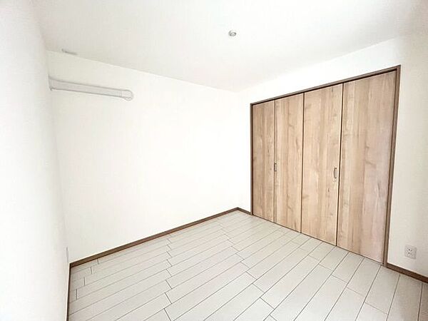 大きい収納付きの洋室（約4.4帖）です