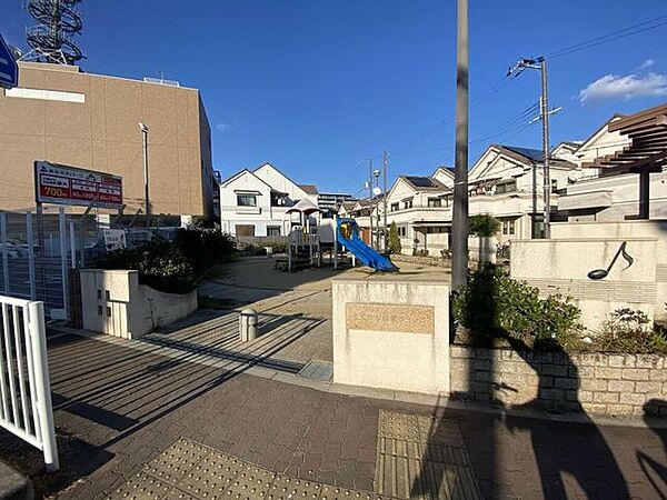 東大阪市稲葉第3公園遊具は滑り台だけですが、.アルファベットの手話や形を英語で学べるようになっています。 すべり台. 水道もあります。 知育遊びできる公園！ 670m