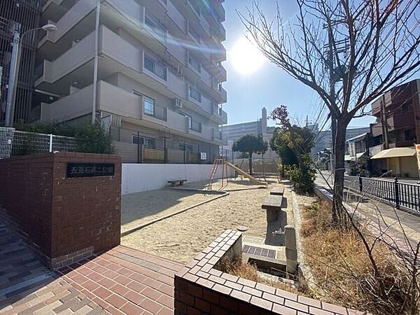 五百石第二公園マンションに併設されている小さな公園です。遊具は、滑り台、上り棒、ジャングルジムに砂場があります 920m
