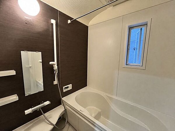 窓付きの浴室で快適です！※AIによる画像加工を行っており、現況とは異なります。