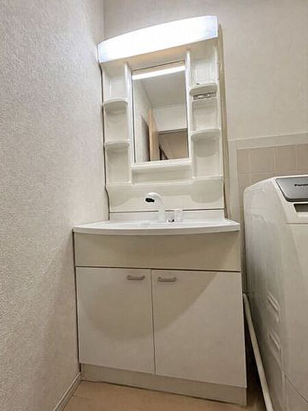 水回りをまとめた、毎日の家事がしやすい動線です♪※AIによる画像加工を行っており、現況とは異なります。