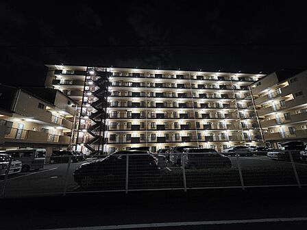 〜夜間は共有部が明るく照らされています〜
