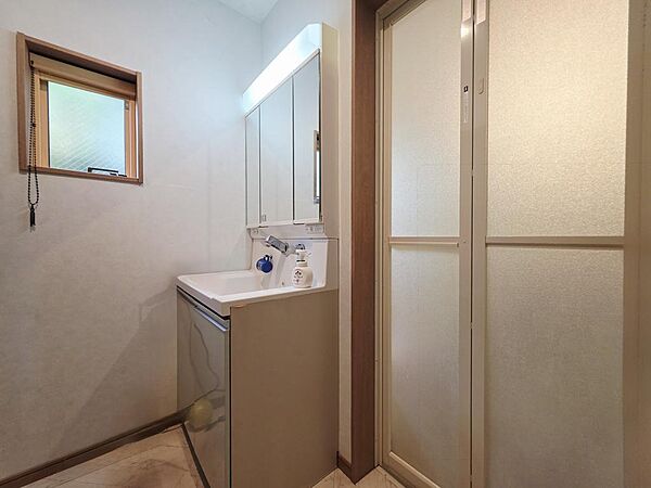 ～三面鏡洗面台で忙しい朝の支度もスムーズに♪～