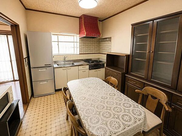 6帖のダイニングキッチンは陽当たり良好♪