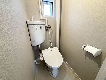 トイレは落ち着きのあるベージュカラーで統一されており、窓付なので圧迫感も感じさせません♪