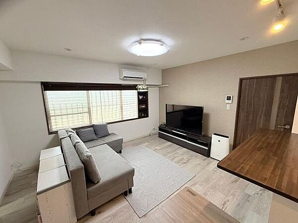 使い勝手を考えた開放感あるリビングアースカラーのアクセントクロスが部屋全体に上質な寛ぎを与えてくれています♪