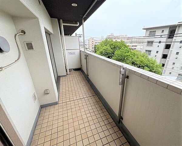広いバルコニーでガーデニングもできます♪※家具・家財は加工で消してあります。