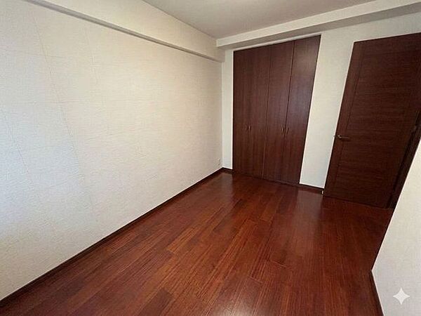 主寝室の6帖の洋室です♪収納付きでお部屋スッキリ！※家具・家財は加工で消してあります。