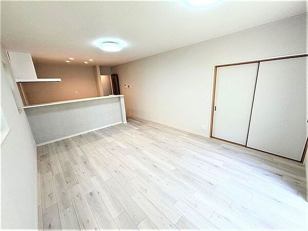 白を基調とした木目調のフロアとキッチンで心地よい家族団らんの時間が過ごせそうな素敵なリビング♪