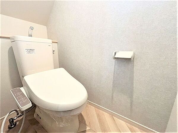 1階トイレ寒い日に嬉しい温水洗浄暖房便座です♪