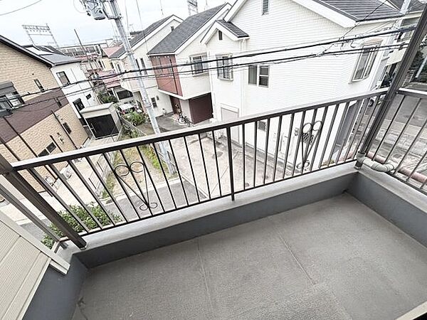 南側バルコニー側も近隣に高層建物がなく遠くの空まで見通せます♪2017年4月、ベランダ防水工事済！