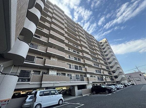 駐車場は屋内駐車場もございます♪通路が広く、楽々駐車できます♪