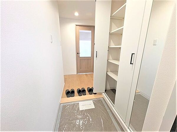 大型のシューズクローゼットは外出時の身だしなみチェックには欠かせないミラー付き♪可動式棚でブーツや傘も入ります♪♪