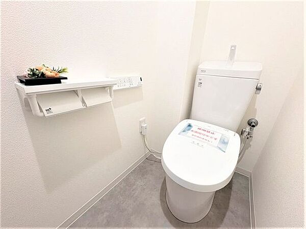 温水洗浄便座付きのトイレダブルペーパーホルダー付きで安心♪