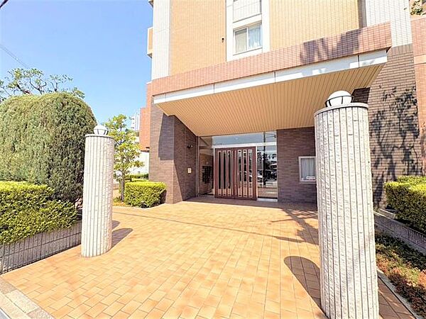 前面が広くゆとりを感じられる屋根付きのエントランスは雨の日でも濡れずに扉の開け閉めができます♪♪♪