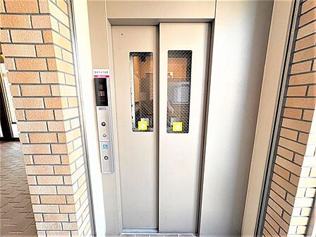 エレベーター内はカメラ付きで防犯面も安心♪