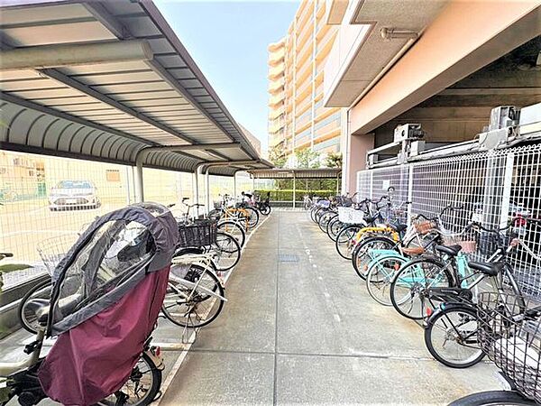 駐輪場も屋根付きで車庫幅が広めに確保されています