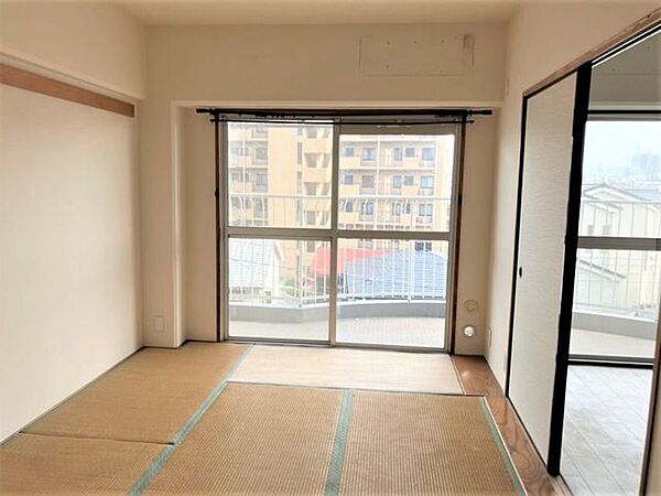 大きな窓から外の景色を楽しめる明るい和室洋室へのリフォームも気軽にご相談ください♪
