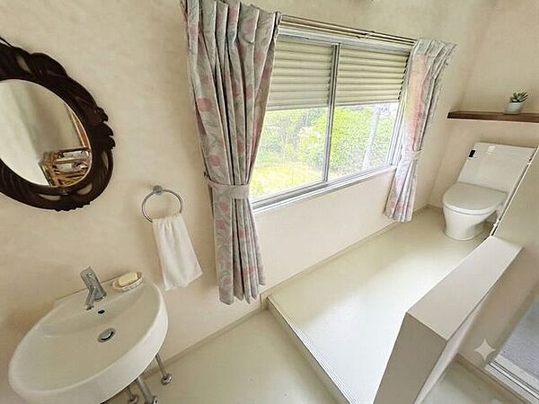 2階トイレはオープンタイプで介護などでは便利に使用できます♪※AIにて加工処理を行っております。