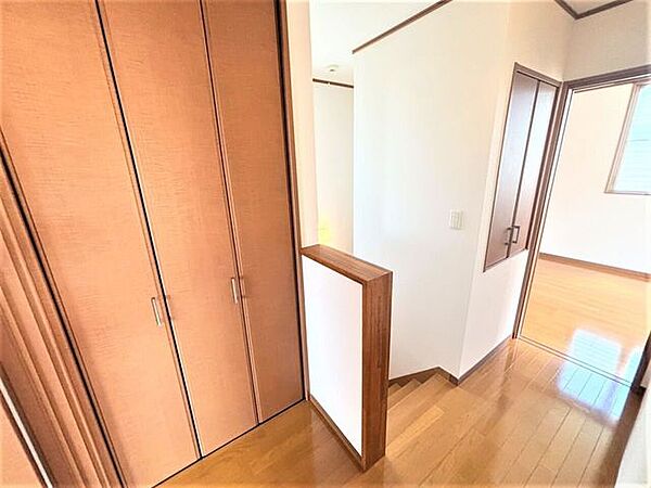階段横にも収納があるので、掃除道具など活用の幅が広がりますね♪
