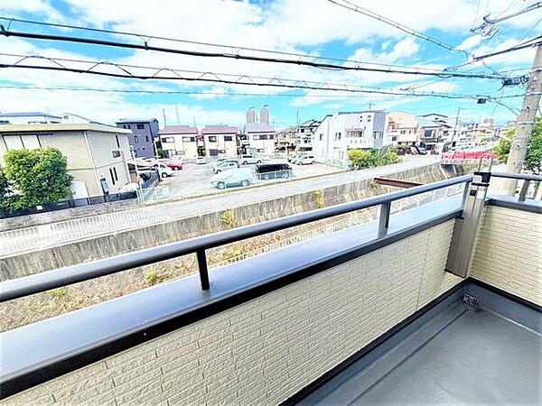 前面に高層建物がなく見晴らし良いバルコニー洗濯物もよく乾きそうですね♪♪