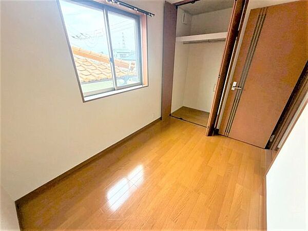 洋室5.0帖部屋全体が明るく収納のしっかり完備♪