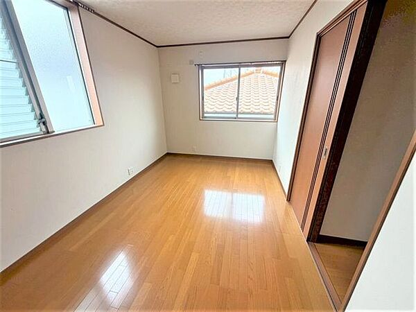 洋室6.5帖2面採光で陽当たりが良く、お部屋全体が明るいです♪