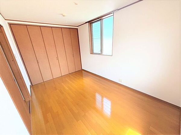 洋室6.5帖(2)収納も一番大きいため、主寝室向きです♪