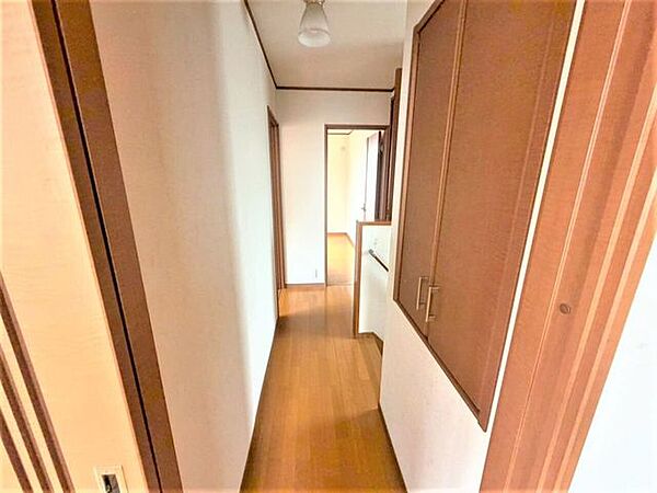 実は廊下にもう一つ収納があります！収納場所が豊富なのは嬉しいですね♪