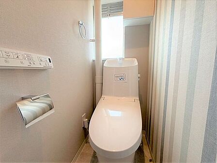 小物収納付きのトイレです！リモコンタイプのウォシュレットでおしゃれ！