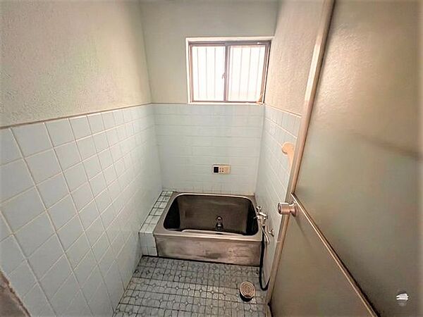 自然光がたっぷり入る大きな窓の浴室給湯器付き
