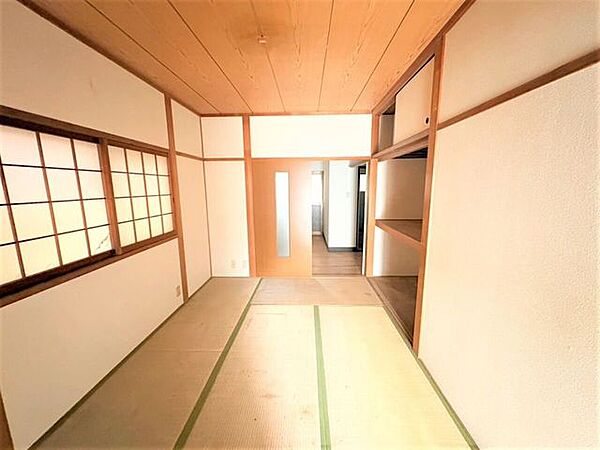横の窓からも光がはいる居間玄関からの採光は奥のキッチンまで照らしてくれます
