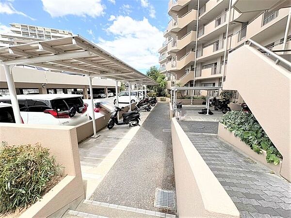 駐車場は平面と立体駐車場があります