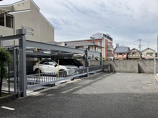 屋内駐車場以外にも立体駐車場や平面駐車場もあるのでハイルーフ車も駐車可能です♪