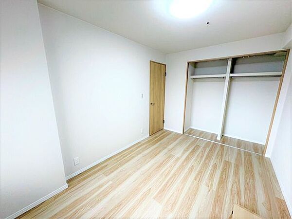 6帖の洋室には大きい収納付き♪