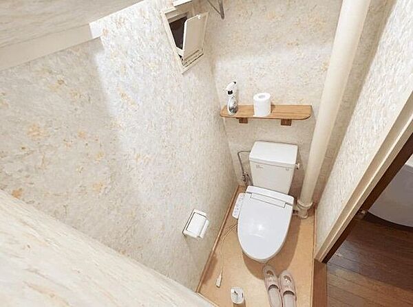 壁紙が可愛いトイレは嬉しいウォシュレット付きです♪