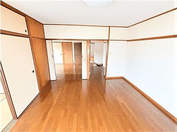 南東側8帖洋室どのお部屋も通風＆陽当たりが良く日中は明るいです♪