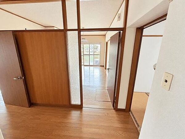 すべてのドアを開放すると3方からの採光でとても明るいです♪風通りも良い物件です！