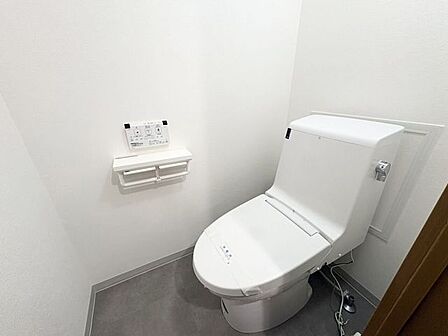 配管スッキリで掃除しやすいトイレダブルペーパーホルダー付きの温水洗浄便座です♪