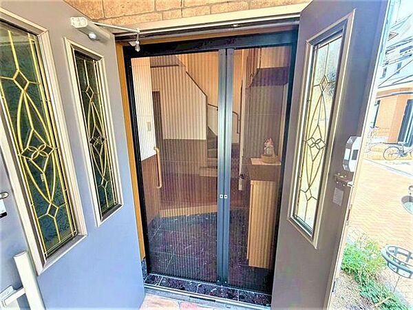 玄関内側に網戸扉があり、風通し良く害虫はシャットアウト！