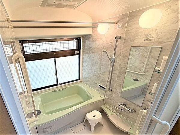 腰掛けタイプの大きな浴槽浴室乾燥機付きです！