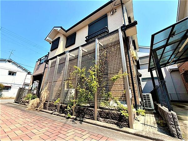 人の目線を遮りつつ、光と風はしっかり取り込めるよう設計されたスクリーンフェンス植物が育つと緑のカーテンになって直射日光を和らげてくれます♪