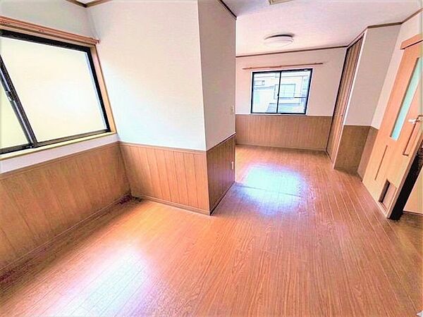 2階13.5帖洋室広いだけではなく収納もたっぷりあります♪（※家具は加工で消しております）